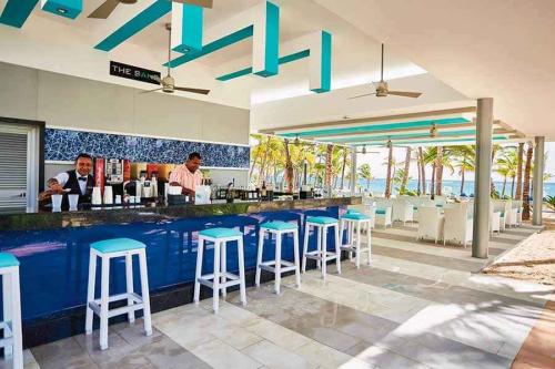 Clubhotel-riu-bambu-Pool-Bar-min tcm55-179342 (1)