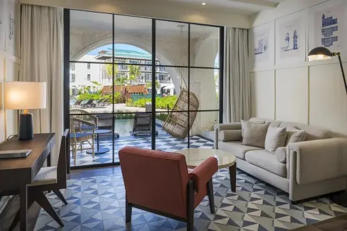 OEF-Junior-Suite-Swim-Up-El-Beso (1)