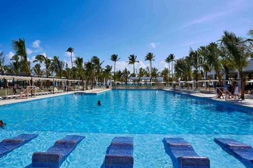 Riu-Bambu-piscina-2 tcm55-179349 (1)