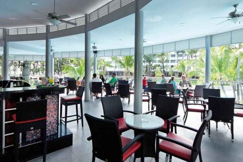 bar-poolside-riu-naiboa tcm55-229735