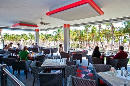 beach-bar-riu-palace-mexico tcm55-226373