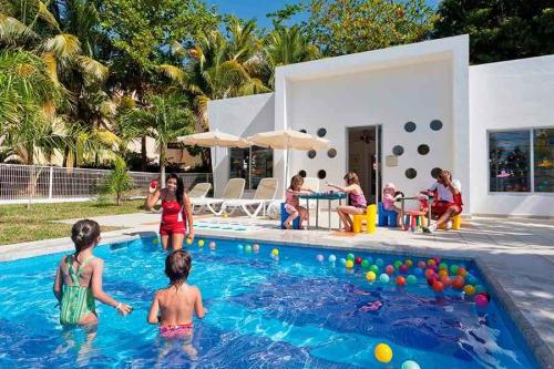 childre-pool-riu-palace-mexico tcm55-226379
