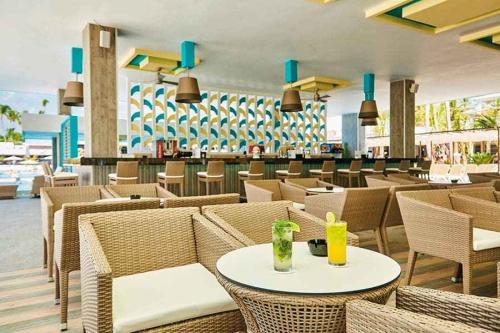 pool-bar-riu-bambu-2 tcm55-224488 (1)