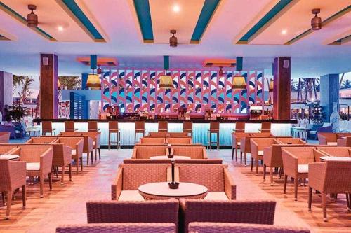 pool-bar-riu-bambu tcm55-224487 (1)