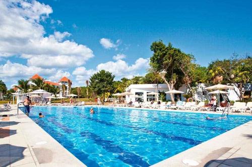 pool-riu-palace-mexico-2 tcm55-226380