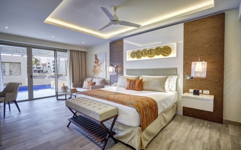royalton bavaro luxury junior suite swim out-5-6258217ebb62c-480x300